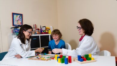 برای درمان اوتیسم به چه پزشکی مراجعه کنیم ؟